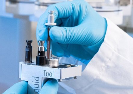 Smart Syringe being mounted in PAL Liquid Tool